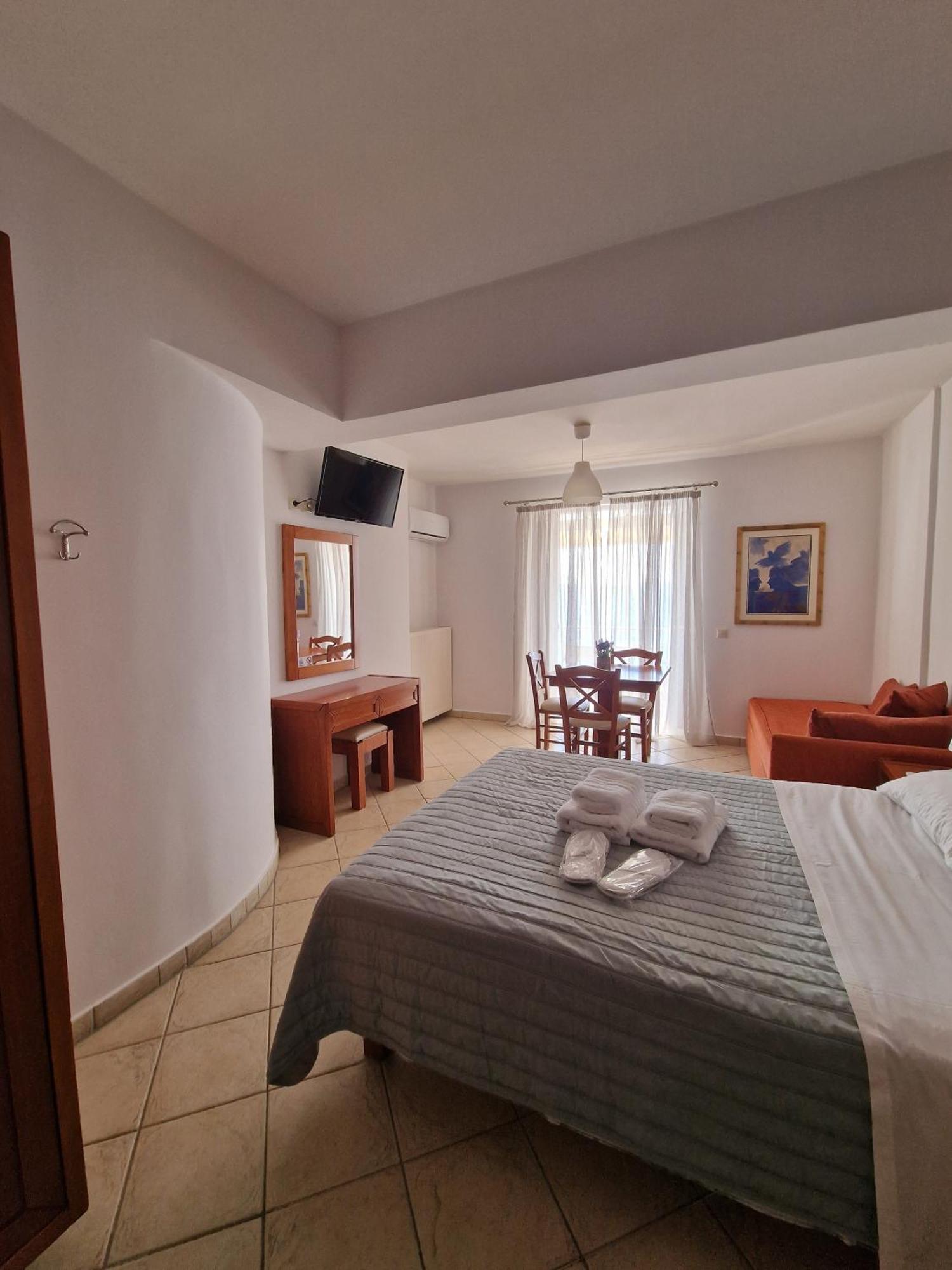 Porto Xronia Aparthotel Khrónia Exteriör bild