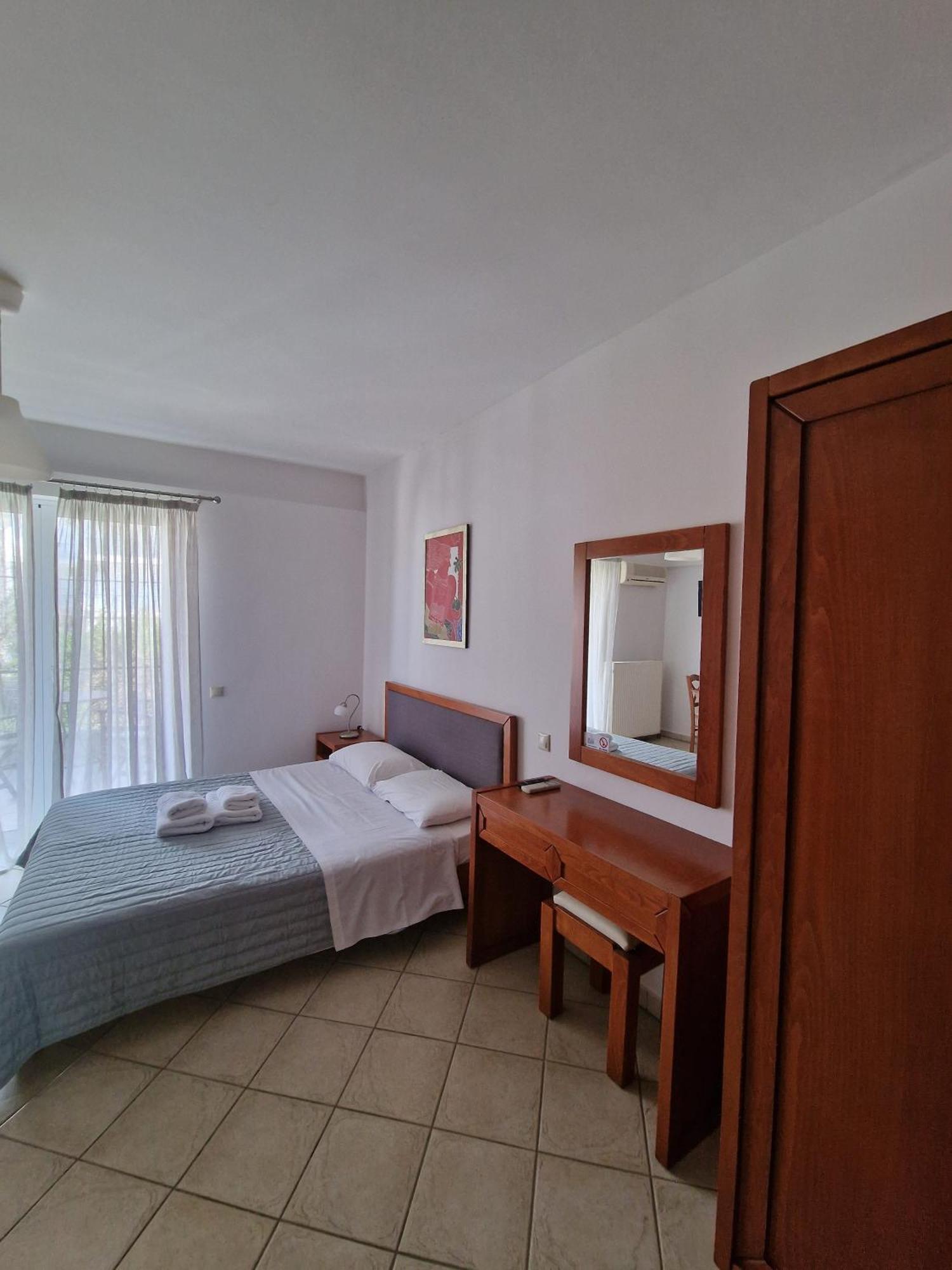 Porto Xronia Aparthotel Khrónia Exteriör bild